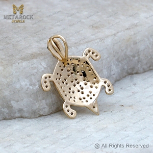 Pendentif Tortue Bébé en Or 14 carats avec Diamant Naturel Pavé et Saphir Bleu, Bijoux Fins en Gros - Product Image 4