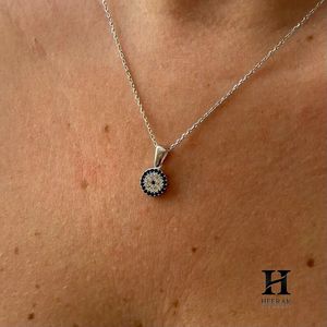 Collier pendentif œil porte-bonheur en or personnalisé avec pierres précieuses bleues et blanches – Fabricant de bijoux fins - Product Image 4