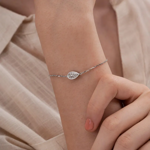 Bracelet solitaire minimaliste ajustable en diamant de laboratoire taille poire 1,00 carat D VVS2 certifié, serti clos, bijoux fins - Product Image 1