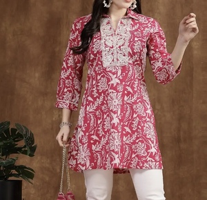 Vente en gros de hauts Kurta tendance pour femmes, vêtements féminins d'été, coupe ajustée, parfait pour un style décontracté, basique mais de haute qualité - Product Image 3