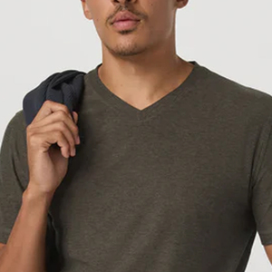 T-shirt moderne à col en V de conception haut de gamme pour hommes, tissu extensible, confortable pour un usage quotidien, pour les commandes en gros, design / logo décontracté - Product Image 2