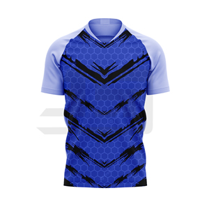 Cada pase tiene un propósito, cada tackle muestra coraje, cada gol nos cuenta nuestra historia, cada batalla nos hace más fuertes. Camiseta de cuello en V 100% algodón. - Product Image 4