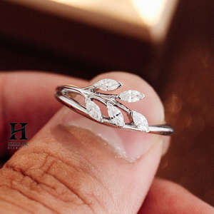 Elegante Anillo de Compromiso con Diamante Cultivado en Laboratorio, Corte Marquesa, en Oro Blanco de 14K, Diseño de Rama de Hojas, Anillo Nupcial Inspirado en la Naturaleza - Product Image 1