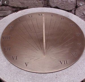 Elegante Diseño de Reloj Solar Claddagh de Metal para Decoración de Patio Trasero y Adorno de Jardín de Estilo Irlandés - Product Image 1