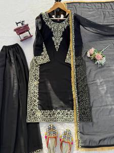 Ensemble Sharara Dupatta en Faux Georgette avec broderie complexe en sequins - Product Image 5