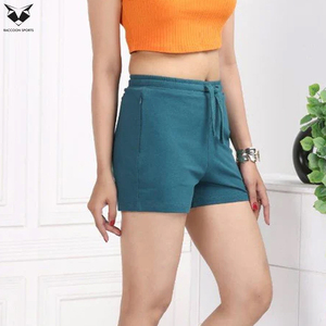 Pantalones Cortos Deportivos para Mujer, Duraderos, Color Verde Sólido, con Logotipo Personalizado, Hechos a Mano, Último Modelo - Product Image 3