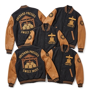 Chaqueta Letterman al por mayor, abrigo universitario de lana verde con bordado de pavo real y mangas de cuero tostado, estilo bomber. - Product Image 3