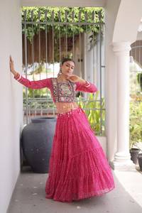 Lehenga en Faux Georgette à Imprimé Bandhani de Créateur avec Blouse Bandhani Entièrement Cousue et Patchwork Kutchi – Collection Spéciale Navratri - Product Image 3