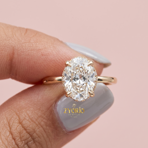 Bague de fiançailles classique en or 14 carats avec halo de moissanite taille ovale pour femme - Product Image 1