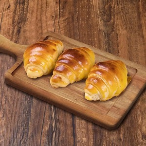 Planche à découper rectangulaire en bois naturel avec poignée intégrée et trou de suspension, épaisseur 1,5 cm, compatible lave-vaisselle - REHMAN CRAFT - Product Image 1