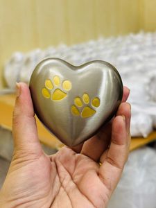 Urne funéraire pour animaux de compagnie en forme de cœur argenté avec empreintes de pattes jaunes, design personnalisable, souvenir de crémation - Product Image 6