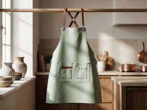 Delantal de Cuero para Cocina y Taller, Delantal de Barista con Bolsillos Delanteros, Diseño Ajustable con Tirantes Cruzados en la Espalda, Sin Mangas - Product Image 1