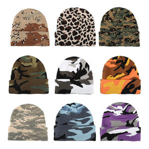 OEM 2026 Nouvelle Arrivée Bonnet Jacquard Personnalisé à Motif Lettres Noir et Blanc 100% Acrylique Unisexe Adulte Style Urbain Hiver - Product Image 3