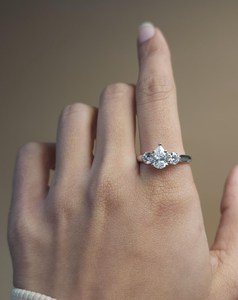Anillo de Compromiso de Diamantes Cultivados en Laboratorio para Mujer, 3 Piedras, PT950 VS1, Forma de Pera, Ovalada y Redonda, Banda Nupcial, Oro Blanco, Certificado IGI, Joyería de Boda - Product Image 3