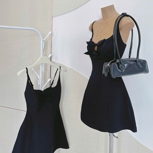 Robe mini noire à fines bretelles, col cœur, découpes, coupe évasée, pour soirée d'été ou tenue décontractée - Product Image 5