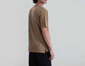 Camiseta de Hombre Moderna y de Moda, Venta en Línea a Precio de Mayoreo, Color Marrón Claro, con Bolsillo, Algodón Suave, Corte Holgado, Estilo Minimalista Urbano - Product Image 4