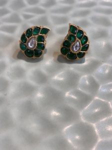 Pendientes de flor chapados en oro vintage con piedra doble verde para mujer, para uso diario, fiestas, festivales y regalos. - Product Image 1