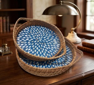 Plateaux décoratifs ronds en rotin bleu avec incrustations géométriques, lot de 2, style Art Déco, artisanat en bambou et rotin avec poignées, pour la décoration intérieure - Product Image 1