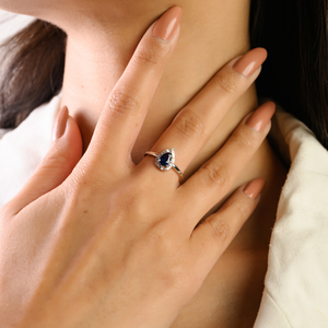 แหวนซ้อนได้ทรงลูกแพร์ประดับไพลินสีน้ำเงินและเพชรทรงบาแกตต์ ดีไซน์สวยงาม ทำด้วยมือจากทองคำขาว 14K พร้อมอัญมณีจากซัพพลายเออร์เครื่องประดับ - Product Image 4