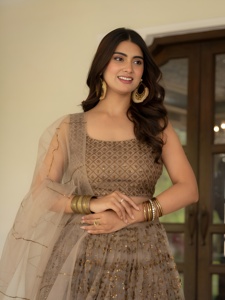 Ensemble Lehenga en tissu filet avec broderie Zari et travail de sequins améliorés, accompagné d'un cancan en toile et d'un ensemble blouse et dupatta. - Product Image 3