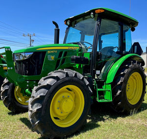 รถแทรกเตอร์จอห์นเดียร์ รุ่น 5067E 67 แรงม้า ขับเคลื่อน 4 ล้อ เครื่องจักรกลการเกษตร เครื่องยนต์ดีเซล สำหรับงานหนัก ใช้ในฟาร์มและอุตสาหกรรม พร้อมอุปกรณ์เสริม - Product Image 1