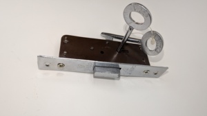 ประตูเหล็กนิรภัยเดดล็อค 25x78 มม. ทนทาน ปลดล็อคด้วยกุญแจ ติดตั้งง่าย - Product Image 4