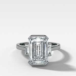 แหวนแต่งงานแบบสามเม็ด แหวนหมั้นสั่งทำพิเศษ ทองคำแท้ 14K เพชรเพาะเลี้ยงทรงเหลี่ยมมรกต 4.00 กะรัต รับรองโดย IGI ขอบเพชรครึ่งวง - Product Image 5