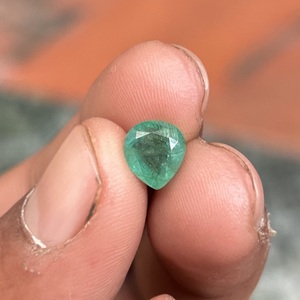 Émeraude zambienne de luxe 2 carats, vert profond, forme poire, facettée, pierre lâche pour bijoux de luxe sur mesure - Product Image 2