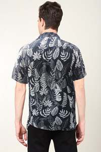 ยาช แกลเลอรี่เสื้อเชิ้ตผู้ชายผ้าโพลีเอสเตอร์พิมพ์ลายขนนก ป้องกันรอยยับ ทรงปกติ มีสไตล์ ลำลอง แฟชั่น น้ำหนักเบา สวมใส่สบายทุกวัน - Product Image 3