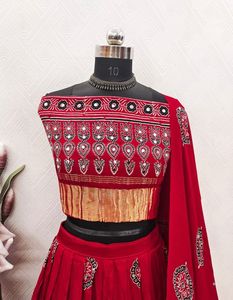Ensemble traditionnel de Chaniya Choli en soie modale pure de qualité supérieure avec dupatta brodée de miroirs, idéal pour le festival Navratri - Product Image 4