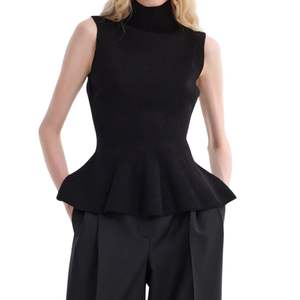 Pull sans manches noir jais en maille côtelée, col montant, ourlet peplum, coupe ajustée, pour femme - Product Image 1