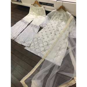 Ensemble de costume de soirée pour femmes de créateur avec un travail élégant en feuille d'or - Product Image 1