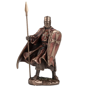 Figurine de chevalier en argent métallisé en position de combat, tenant un long épée et un bouclier orné d'une croix, disponible au prix de gros. - Product Image 5