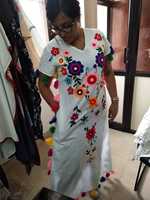 Robe longue maxi pour femme, design tendance, multicolore, broderie florale, ourlet à glands, fabrication artisanale personnalisée, travail exclusif, style bohème chic, vestido