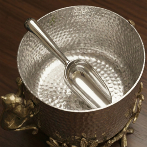 Seau à glace en argent martelé exquis avec un support sur pied en métal orné de feuilles et une poignée sculptée en forme de panthère grimpante - Product Image 3