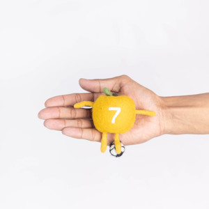Juguete Waldorf Hecho a Mano de Fieltro y Hilo con Forma de Fruta Naranja y Balón de Fútbol para Niños, Juego en Interiores - Product Image 3