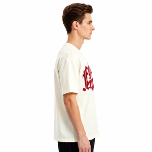 T-shirt graphique surdimensionné personnalisé blanc crème style streetwear avec impression typographique gothique rouge - Product Image 4