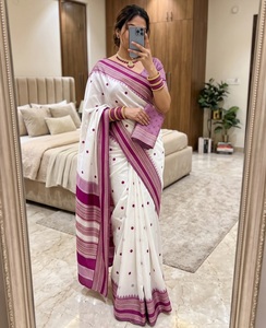 Sari Banarasi Blanco y Morado con Borde de Puntos, Vestido Tradicional Indio para Mujer, Largo hasta el Suelo, Hecho con Materiales Reciclados - Product Image 1