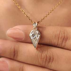Collier pendentif solitaire en moissanite 1,5 carat à taille lance et serti clos, tendance, avec chaîne à maillons en argent sterling 925, bijoux unisexe pour femme - Product Image 1