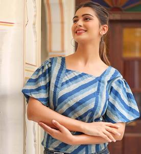 Blusa de Algodón Azul a Rayas para Mujer, Corte Regular, con Mangas Abullonadas y Cuello Cuadrado, Diseñada para un Estilo Casual de Verano - Product Image 2