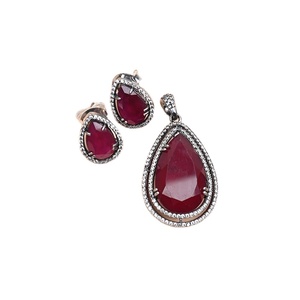 Dernier Stock Arrivée Top Vente Boucles d'oreilles et pendentifs en Moissanite en forme de poire avec accents de bordure et rubis en pierre CZ au centre - Product Image 1