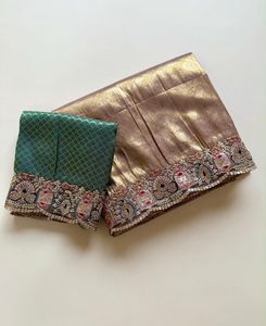 Sari de seda suave con tejido jacquard propio, bordado de Jarkan y secuencia de bordado multicolor en el borde, con blusa a contraste. - Product Image 1