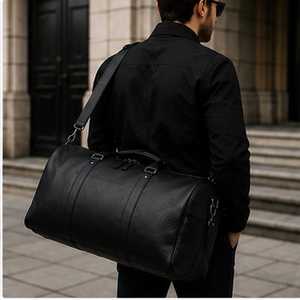 Sac de voyage week-end en cuir vegan noir, grande capacité, avec fermeture éclair, sangle réglable et design durable - Product Image 2
