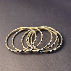 Juego de 6 Brazaletes Apilables de Latón Fino con Patrón a Cuadros de Esmalte Blanco y Negro - Joyería de Muñeca Metálica con Diseño Gráfico Moderno - Product Image 6