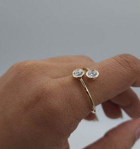 Anillo de Diamantes Cultivados en Laboratorio de 0.60 CT con 2 Piedras en Oro de 18K |   Anillo de Compromiso Toi Et Moi con Certificado IGI |   Elegante Joyería Nupcial - Product Image 2