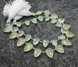 Perles de préhnite naturelle facettées en forme de nœud 8x12-9x13 MM, perles de pierre précieuse de préhnite en forme de triangle, perles de préhnite naturelle de 8 pouces - Product Image 1