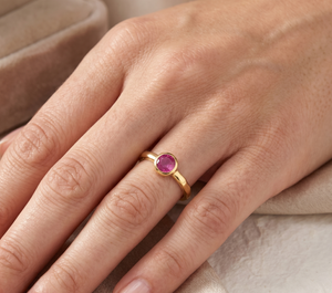 แหวนเงินแท้ 925 ประดับทับทิมเหลี่ยมเจียระไนชุบทองคำขาว รับรองโดย IGI ของ Memoria Jewels ผู้ผลิตเครื่องประดับแฮนด์เมด ขายส่งและจัดจำหน่าย - Product Image 5