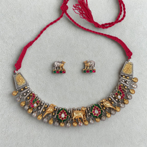 Conjunto de Gargantilla clásica estilo Heritage con joyas con motivos de animales rojos y verdes con piedras - Product Image 3
