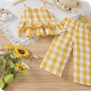 ชุดฤดูร้อน 2 ชิ้นลายตารางจิ๊งแฮมสีเหลืองและสีขาวสำหรับเด็กผู้หญิงวัยเตาะแตะ – เสื้อสายเดี่ยวระบายเป็นชั้นและกางเกงขายาว - Product Image 1