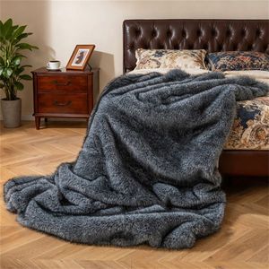 Morbida Coperta in Finta Pelliccia di Lupo Grigia 740GSM 152x203cm, Materiale Peluche Bifacciale con Design a Coniglio, Lavabile e Stampata - Product Image 6